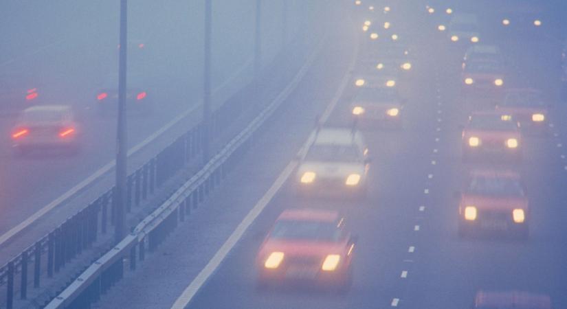 Több vármegyére is komoly figyelmeztetést adtak ki: brutál köd nehezíti ma a közlekedést