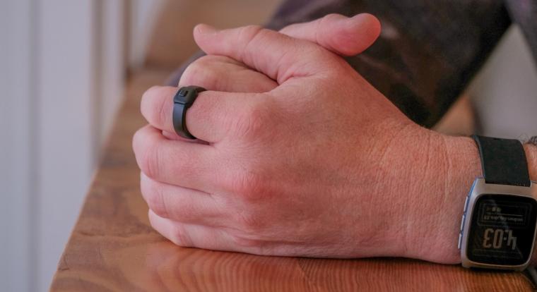 A Pebble új kütyüje egy gyűrű, amibe beszélned kell, és nem újratölthető