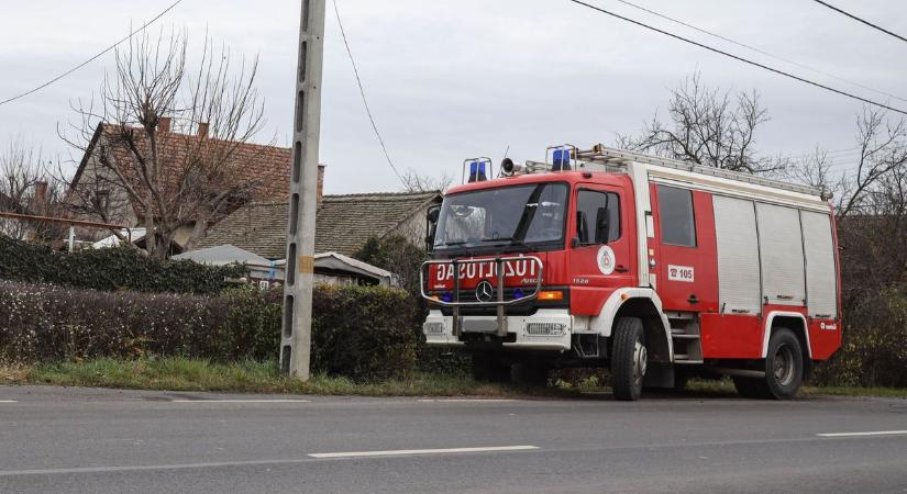 Tűzoltók küzdöttek a szolnoki háznál, a kazánházból indult a pusztítás