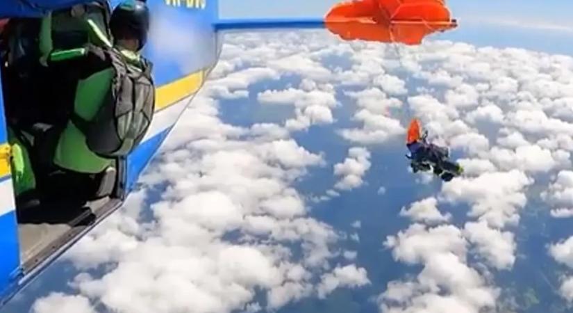 Ez minden ejtőernyős rémálma: fennakadt a gép a farokrészén az ugró – videó