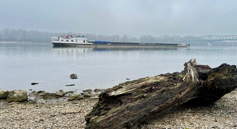Csúnyán fennakadt egy hajó Dunaföldvárnál – napok óta meg se moccan
