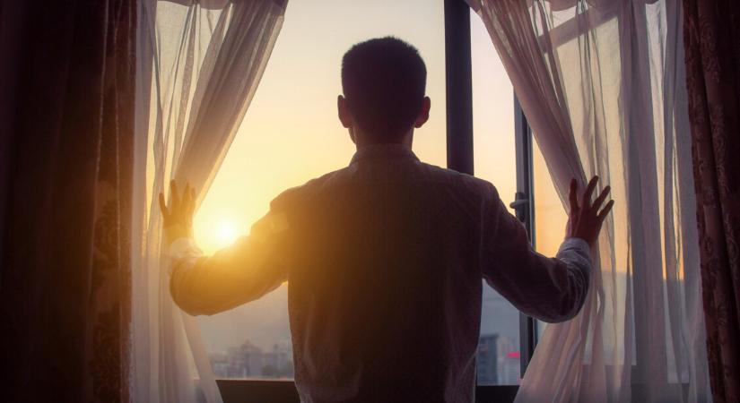 Keletre húzódk a ködfüggöny, nyugaton előbúik a nap