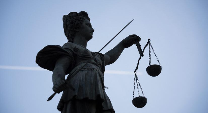 Gyakorlaton lévő diákjait molesztálta az oktató