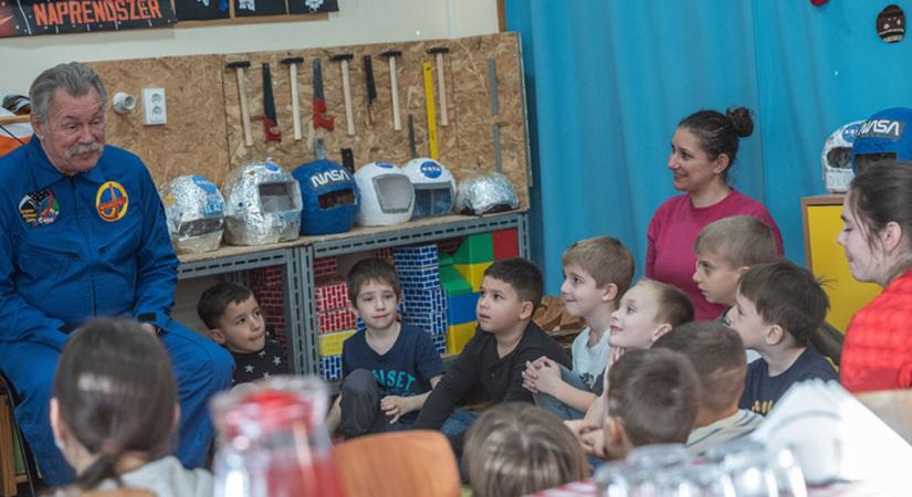 Beugrott az első magyar űrhajós a hajdúböszörményi ovisokhoz