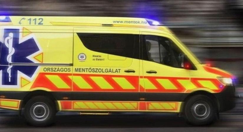 Tetejére borult egy autó Eger és Ostoros között – a helyszínre mentő is érkezett