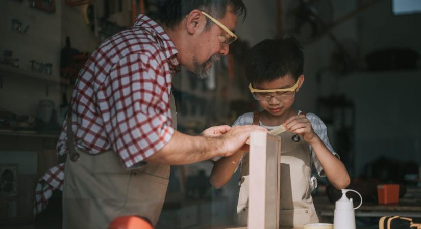 „Másodperces büntetésként” fogdosta az ácstanulók nemi szervét a „mester”, aki nem hagyta, azt ki akarta rúgni a gyakorlatról