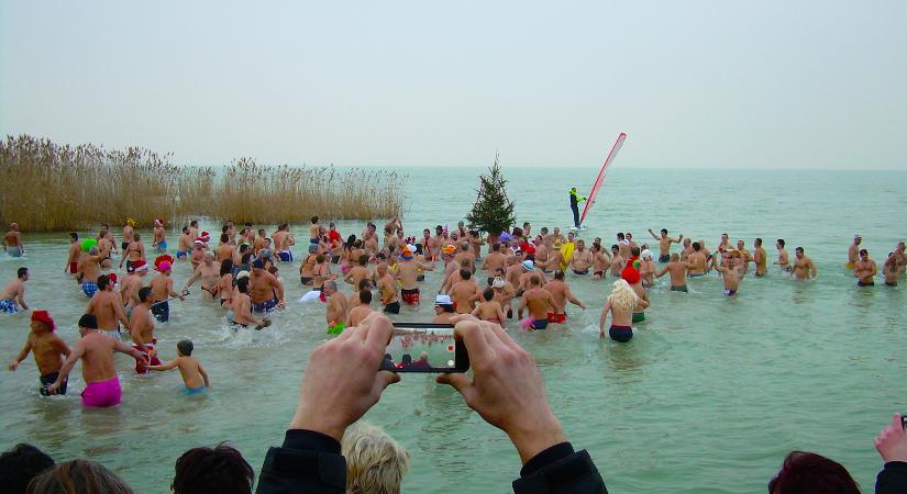 Szigligeten 2025. december 24-én újra karácsonyfát állítanak a Balatonban
