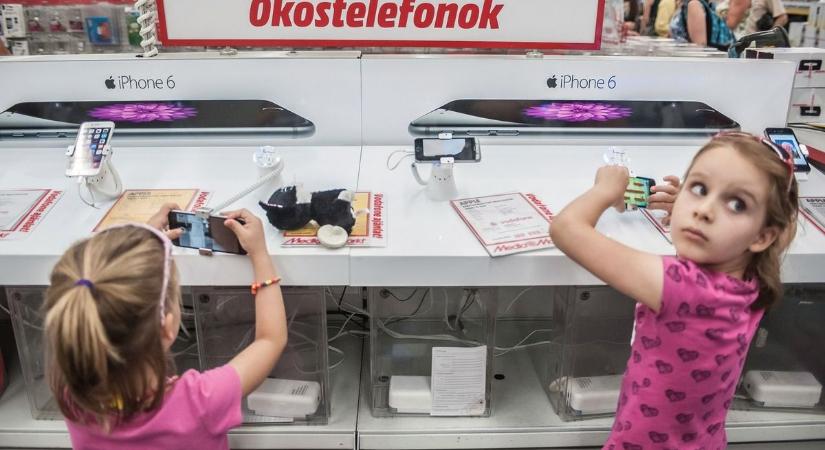 Így érdemes telefont választani a gyereknek karácsonyra – 5 szempont, amit nem hagyhatnak figyelmen kívül a szülők