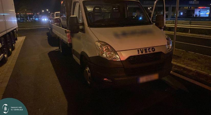Le akarta fizetni a pénzügyőröket a fuvaros, nem hiszed el, mekkora bírságot kapott