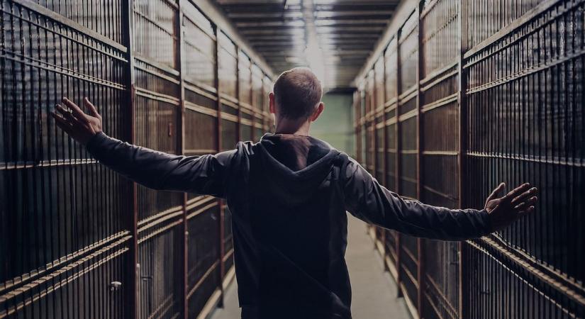 Lehullt a lepel: többszörös visszaeső, erőszakos bűnöző, aki a Szőlő utcai javítóintézetből kiszivárgott videón látható