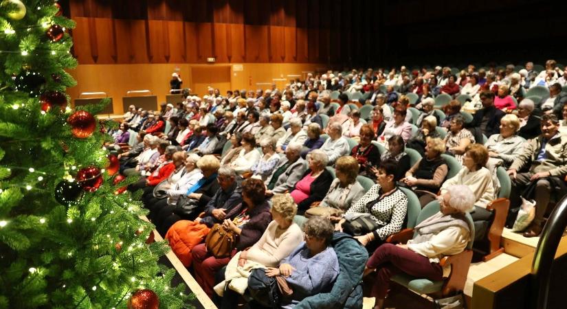 „Önkéntesek karácsonya” – Szolnok nyugdíjas segítőit köszöntötte a város