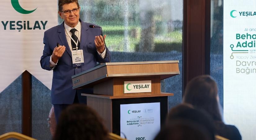 „Nem a technológia, hanem az élmény függővé tesz” – AI-addikcióról tartott előadást a győri egyetem professzora