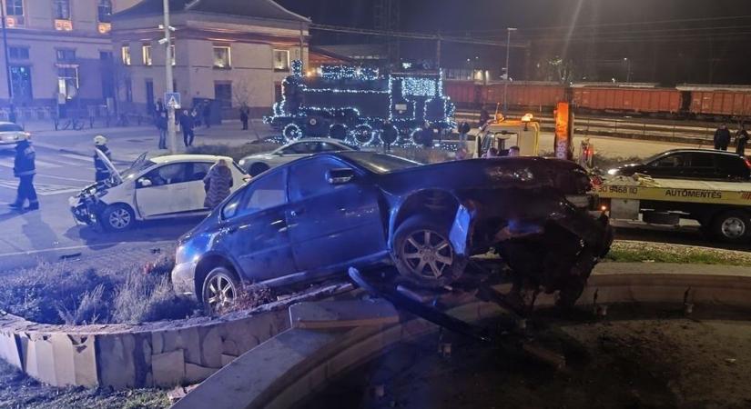 Így landolt a körforgalom szökőkútjában egy autó - videón mutatjuk