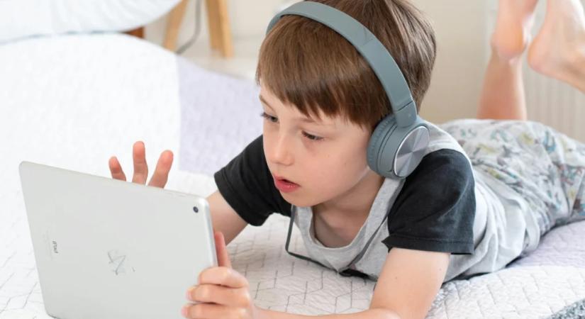 Világelsőként Ausztráliában betiltották a közösségi médiát 16 év alatt