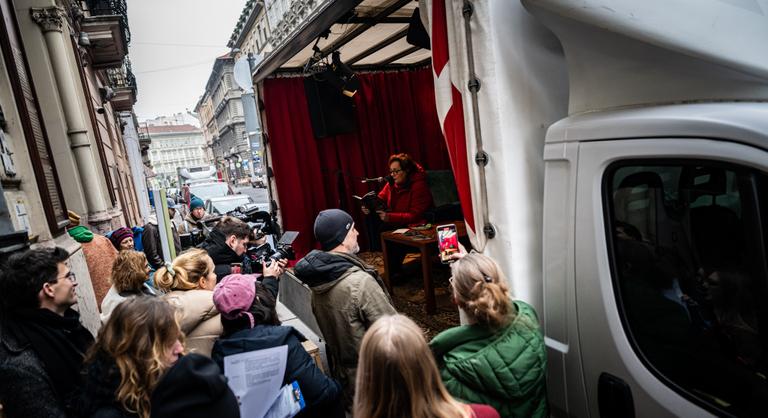 A hajléktalanszállótól a csepeli Vízművek lakótelepig, így ünnepelte Budapest Krasznahorkai Lászlót