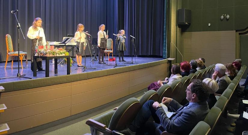 Komolyzene és összefogás: újabb milliók érkeztek a kecskeméti kórház javára – fotók, videó