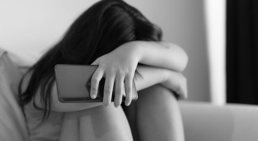 Itthon még csak figyelmeztetnek a közösségi média veszélyeire