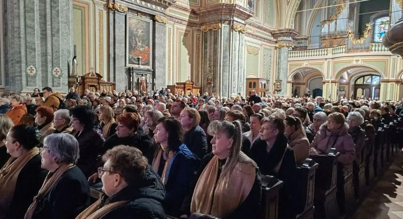 Zsúfolásig telt a templom a Hangszerelem karácsonyi koncertjén (videó)