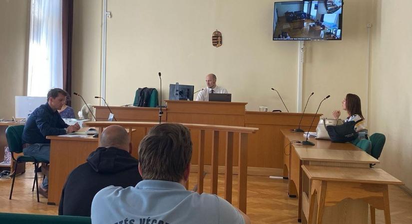 Ütötte, vágta a földön fekvő férfit, pedig ő csak pálinkát akart venni