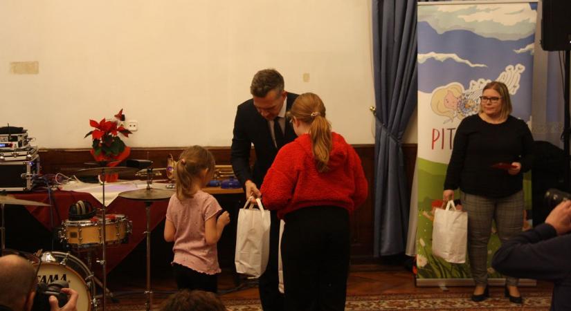 A rászoruló soproni gyerekek sem maradtak karácsonyi ajándék nélkül