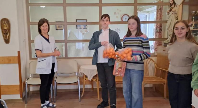Az idősek otthonának lakóit lepték meg a dorogi zrínyisek