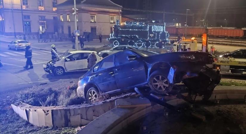 Látványos baleset: egy autó nagy sebességgel rongyolt bele a szökőkútba - videók, képek