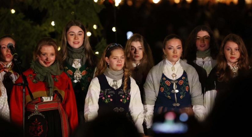 London karácsonyfáján dől a röhögéstől a fél internet: nem véletlenül néz ki úgy, ahogy