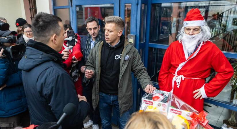 Magyar Péter ismét megpróbál karácsonyi ajándékokat vinni a gyermekotthonokba