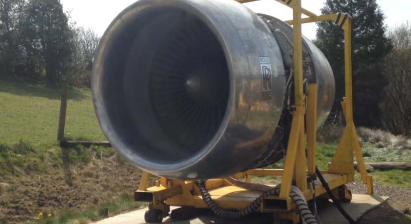 A szomszéd akivel nem lennél jóban: egy Boeing hajtómű a kedvenc játékszere