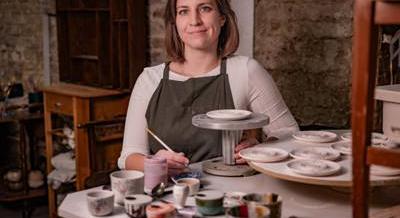 A cukrászból lett keramikus, aki a legjobb éttermek edényeit készíti – Várady Lucánál jártunk