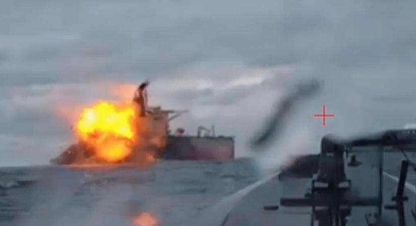 Brutális videón az ukránok ámokfutása: teherhajóra támadtak rá a Fekete-tengeren