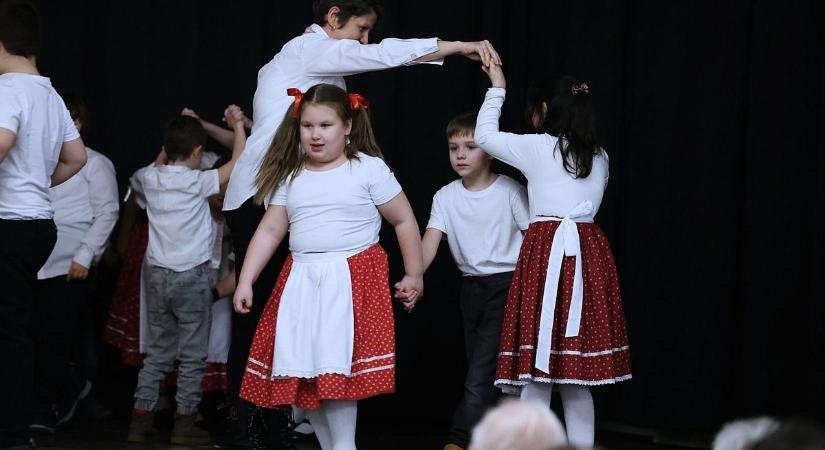 Szebb velünk a világ: megható ünnepi találkozó a fogyatékkal élő fiatalokért Kiskunhalason – fotók