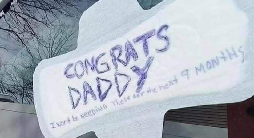 Megvan az év legviccesebb autóra ragaszott üzenete