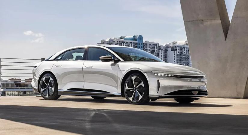 Kiömlött egy kis víz a kocsi csomagtartójában, ötmillió lesz a javítás