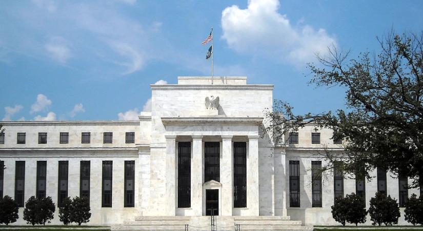 Kamatot vágott, de egyre megosztottabb a Fed