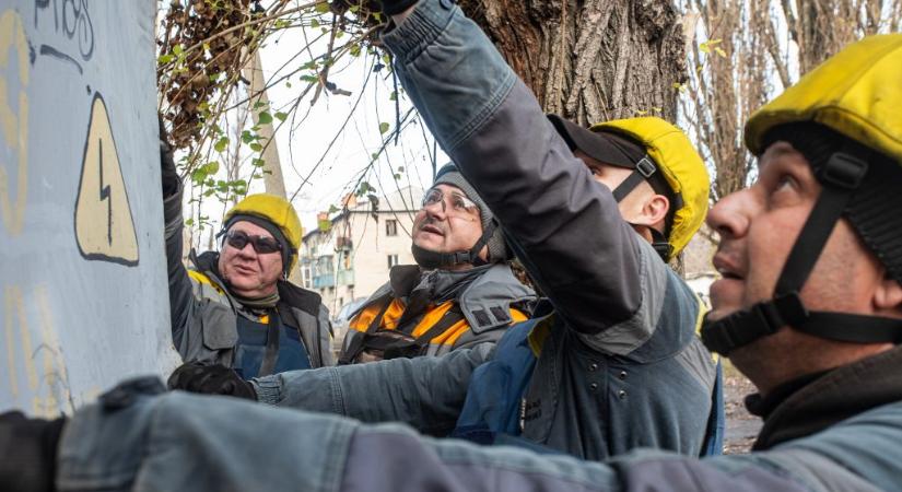 „Adjatok áramot!” – fényt visznek a szétrombolt ukrán falvakba a harctéri villanyszerelők