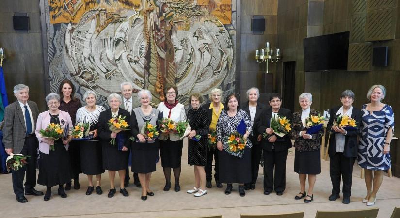 Példamutató pályák, felemelő pillanatok: emlékdiploma átadó a Városházán