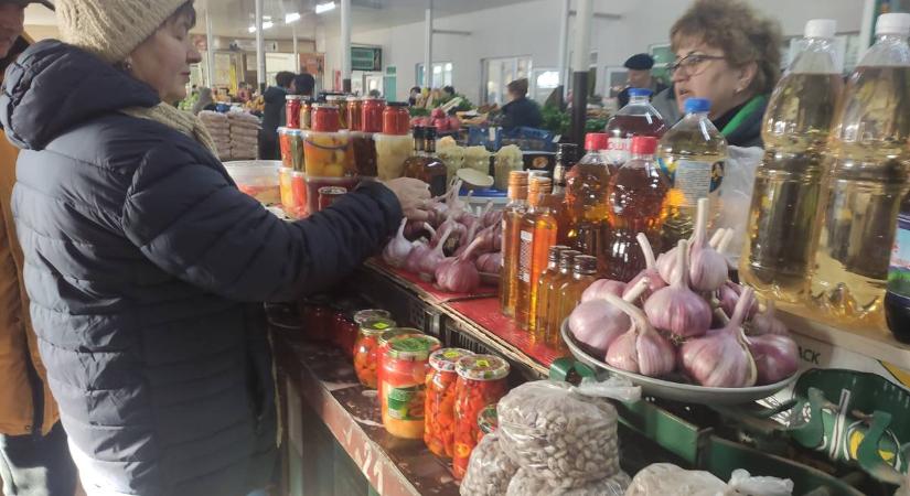 Alapvető zöldségfélékből bőséges a kínálat - Olcsó a termény, kevés a vásárló