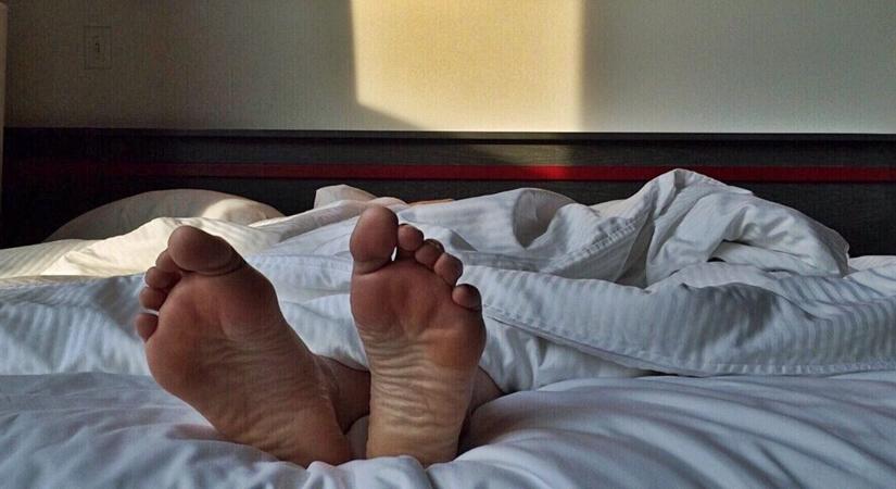 Orvosok figyelmeztetnek: ha így alszol, komoly baj lehet belőle: sokan mégsem tudnak róla!