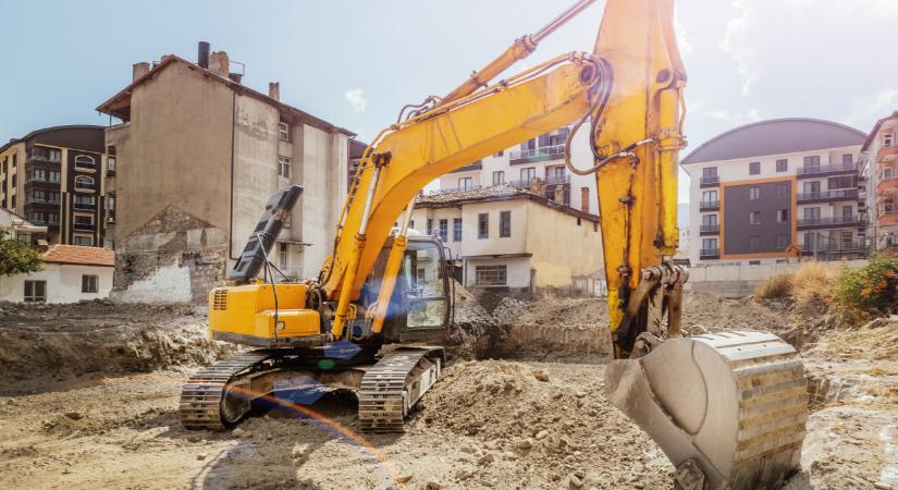 Vége van, kicsik: ledózerolják Pécs ikonikus, életveszélyessé vált egykori úttörőházát