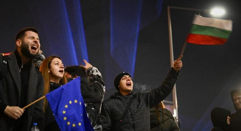 Káoszba zuhant az EU-tagország, az euró bevezetése ekkora zűrzavart még nem okozott: "ki a maffiával" – követelik