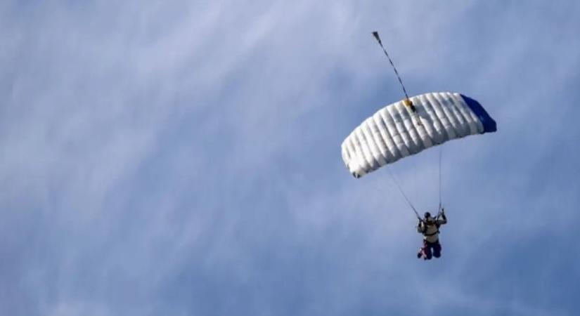 A belváros közepén landolt egy ejtőernyős: fennakadt egy közlekedési lámpán – videó