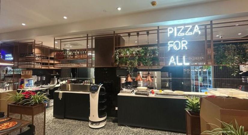 Megérkezett Magyarországra az első robotpincér, zenél és táncol is