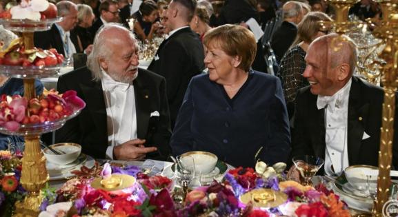 Florian Herscht, figyelsz? Krasznahorkai László Angela Merkellel folytatott eszmecserét a Nobel-díszvacsorán