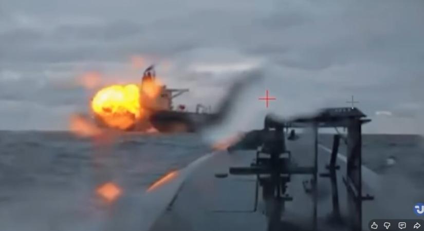 Ukrán tengeri drónok ismét eltalálták az orosz „árnyékflotta” egyik tankerét (videóval)