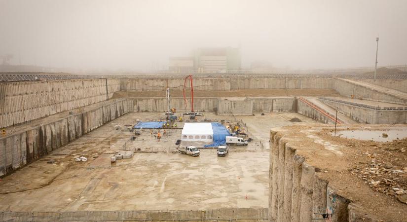 Zajlanak az első beton öntésének előkészületei