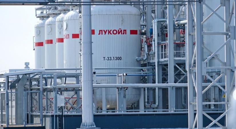 Ukránok bombázták le a tengeri finomítót, a Lukoil nem csak Washington tüze alatt áll – itt még sohasem volt támadás