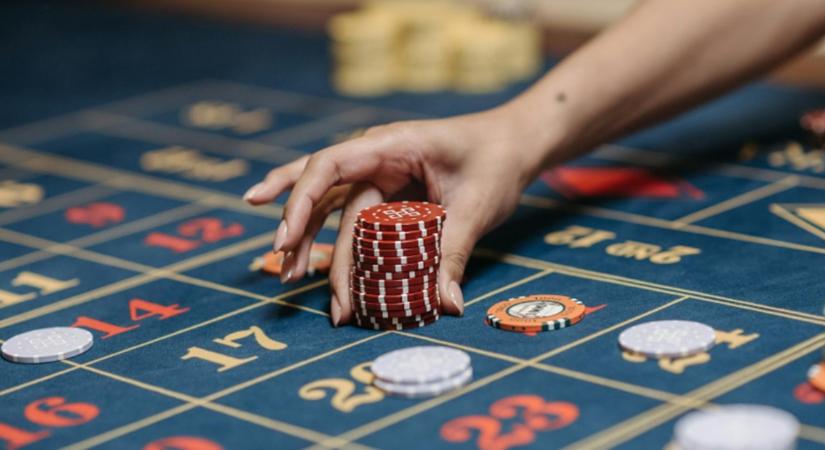 Az online kaszinók biztonsága a valóságban: mit mutatnak a filmek, és mit rejt a háttér?