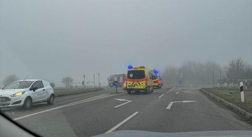 Ha köd, akkor baleset: két autó karambolozott a Pláza környékén (GALÉRIA)