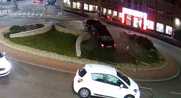 Térfigyelő kamera rögzítette, ahogyan a kaposvári szökőkútban landol egy autó